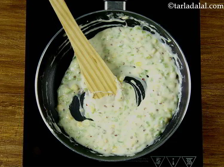 स्टेप 10 – मिश्रण को अच्छी तरह मिलाएं और मध्यम आंच पर १ …