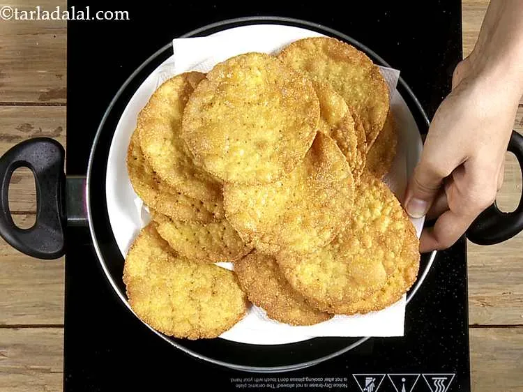 स्टेप 13 – तेल सोखनेवाले कागज पर निकाले और एक तरफ रख दें।