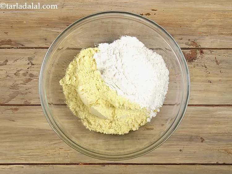 Step 2 – Then add the maida to it. Maida is used here for binding the dough together.