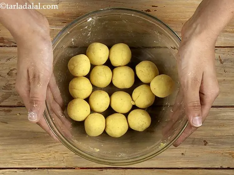 स्टेप 6 – आटे को १५ बराबर भागों में विभाजित करें।