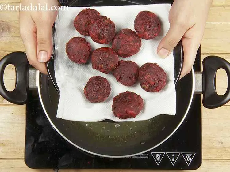 Step 17 – All our beetroot tikkis are fried and ready!!