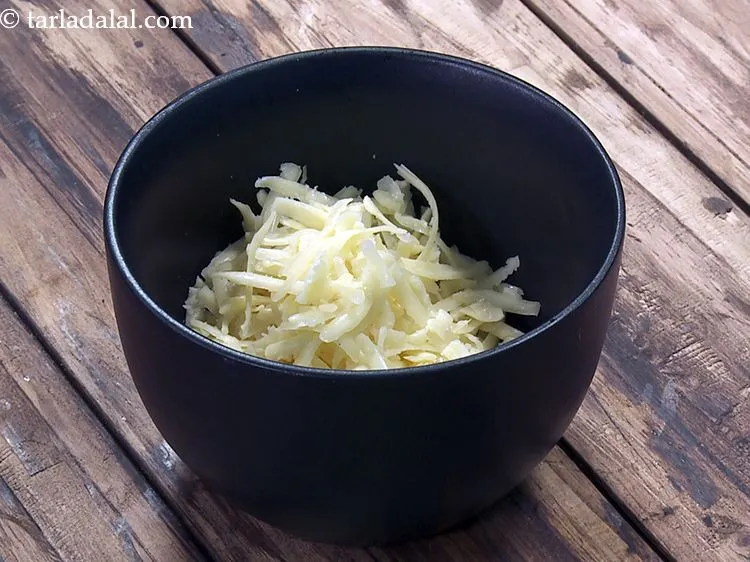 स्टेप 1 – <strong>मिनी चीज उत्तपम</strong> का टॉपिंग बनाने के लिए | <strong>चीज़ …