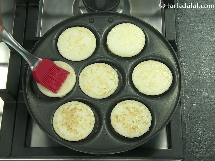 स्टेप 10 – थोड़ा तेल ड्रिज़ल करें, सावधानी से उत्तपम को पलटें और …