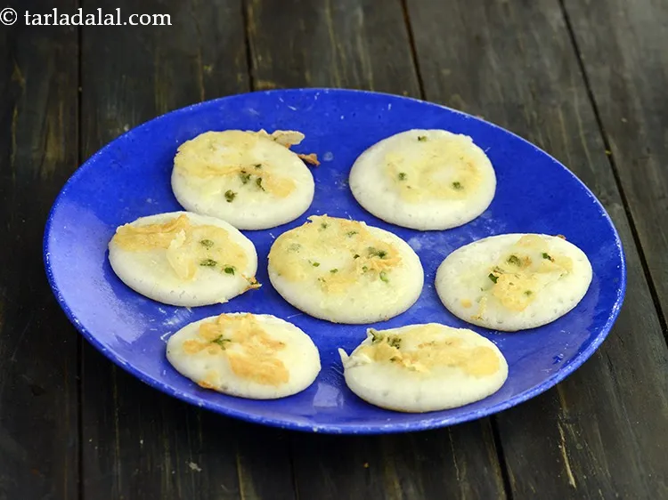 स्टेप 11 – अधिक ११ <strong>मिनी उत्तपम</strong> बनाने के लिए विधि क्रमांक ४ …