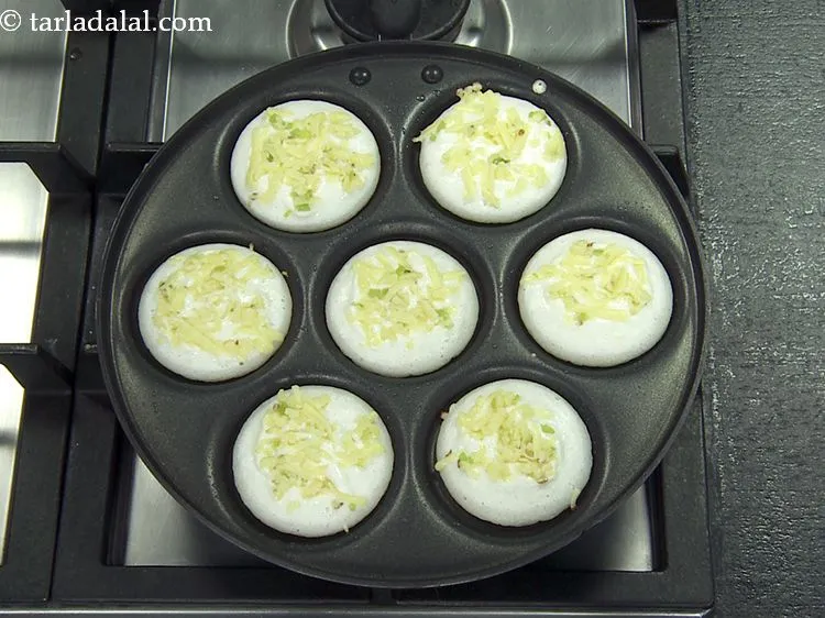 स्टेप 9 – उत्तपम को तब तक पकाएं जब तक वे नीचे से …