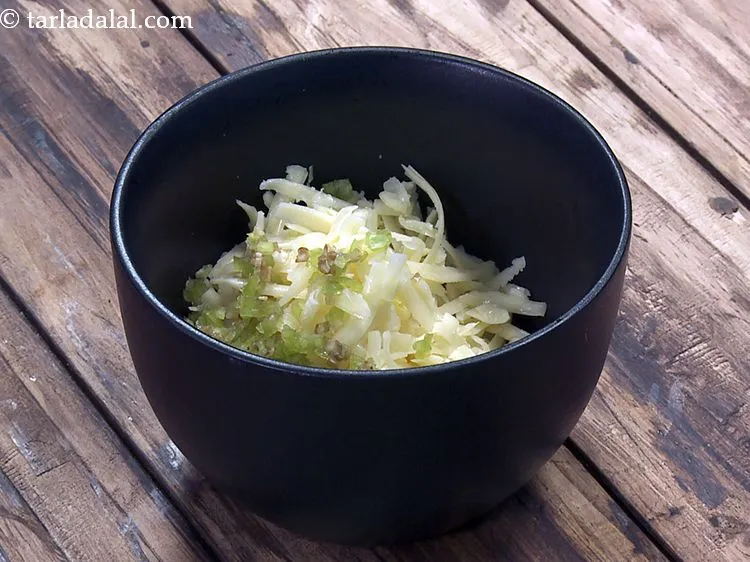 स्टेप 2 – बारीक कटी हुई हरी मिर्च डालें।