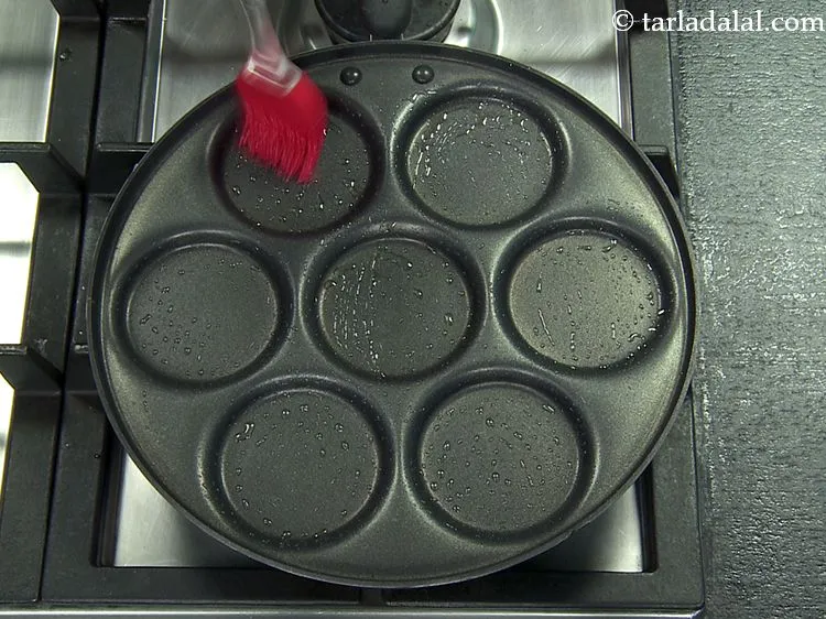 स्टेप 4 – <strong>घर पर मिनी चीज उत्तपम</strong> तैयार करने के लिए, एक …