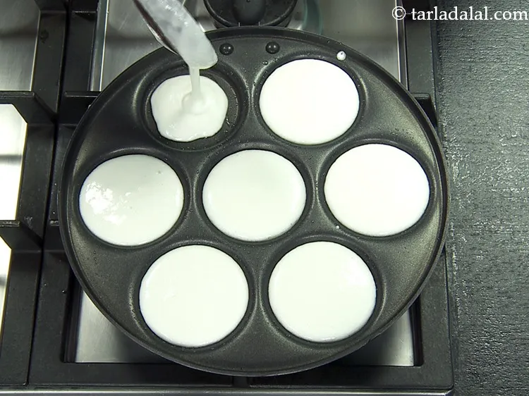 स्टेप 5 – ७ उत्तपम सांचों में से प्रत्येक में एक छोटा चम्मच …