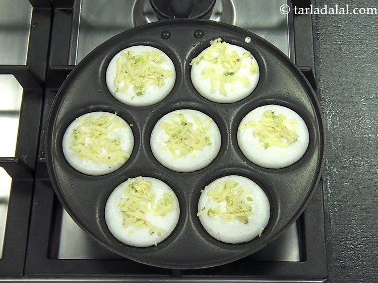 स्टेप 7 – २ टी-स्पून टॉपिंग को समान रूप से ७ मिनी उत्तपम …