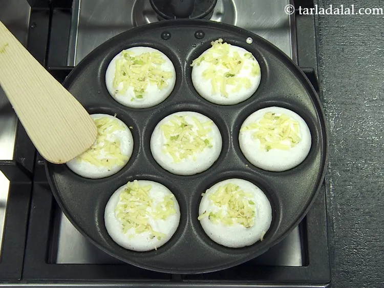 स्टेप 8 – इसे धीरे से दबाएं ताकि टॉपिंग बैटर के साथ अच्छी …