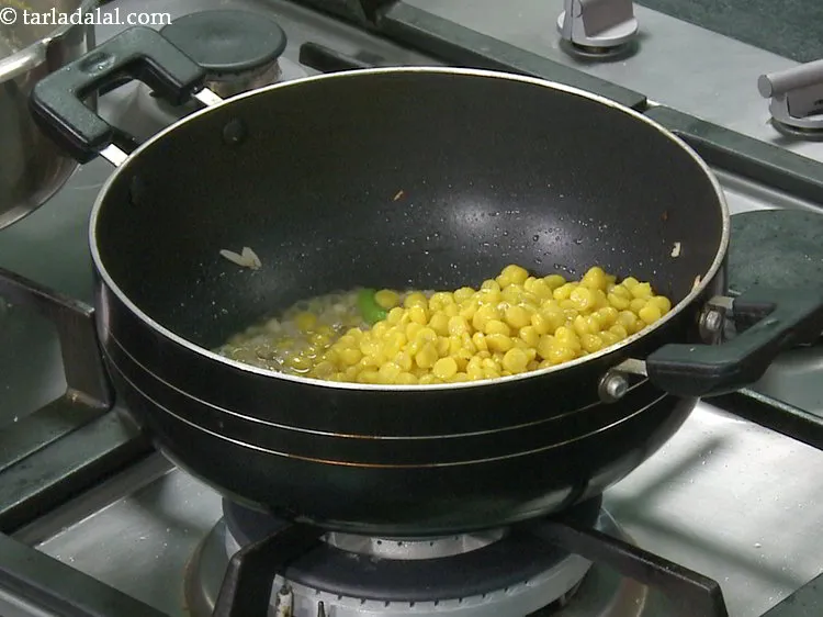 स्टेप 13 – पकी हुई चना दाल डालें।