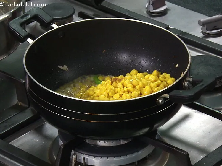 स्टेप 14 – गरम मसाला डालें। हमेशा अच्छा स्वाद प्राप्त करने के लिए …