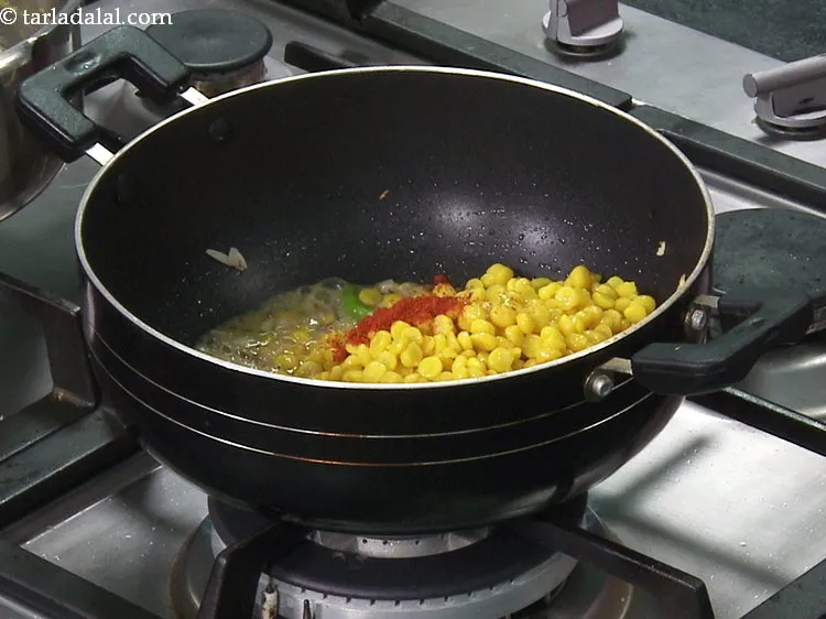 स्टेप 15 – मिर्च पाउडर डालें।