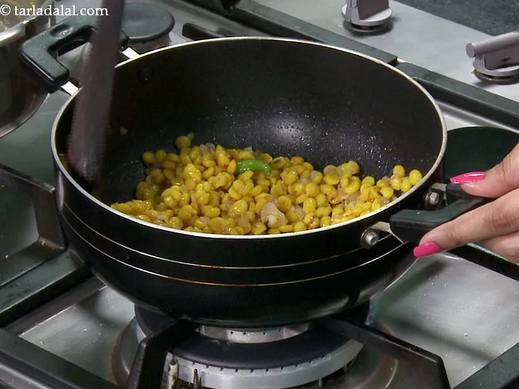 स्टेप 16 – थोड़ा नमक डालें। अच्छी तरह मिलाएं और मध्यम आंच पर …