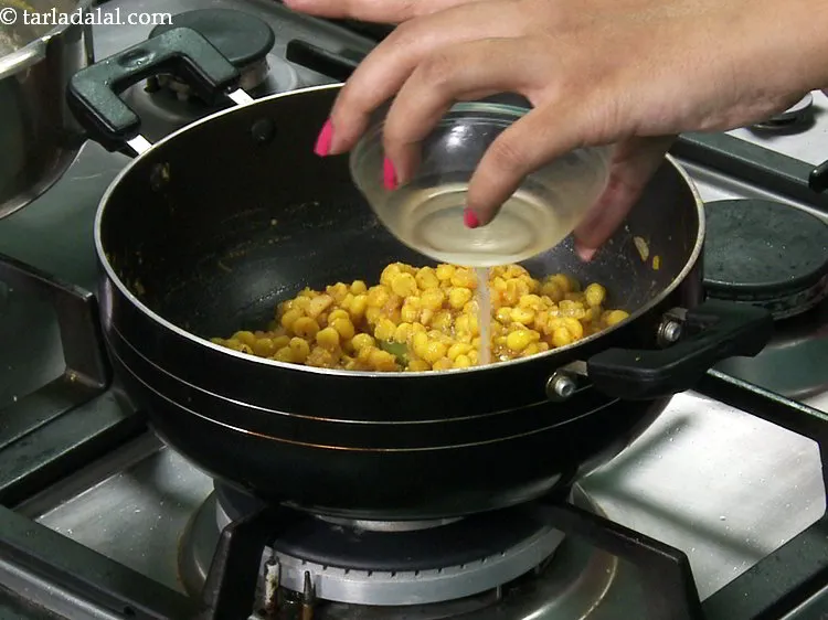 स्टेप 17 – नींबू का रस डालें। नींबू के रस को आमचूर पाउडर …