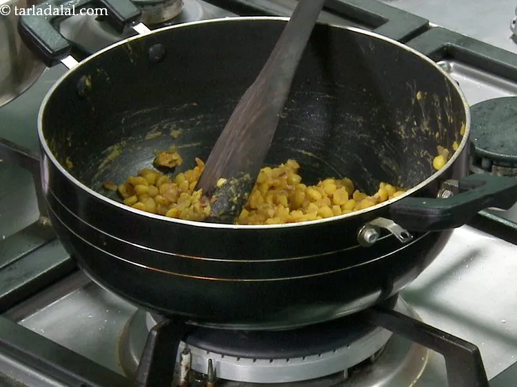 स्टेप 18 – अच्छी तरह से मिलाएं और सिंधी दाल पकवान चाट के …