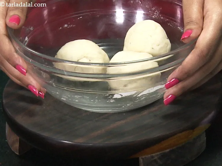 स्टेप 26 – आटे को ३ बराबर भागों में विभाजित करें।