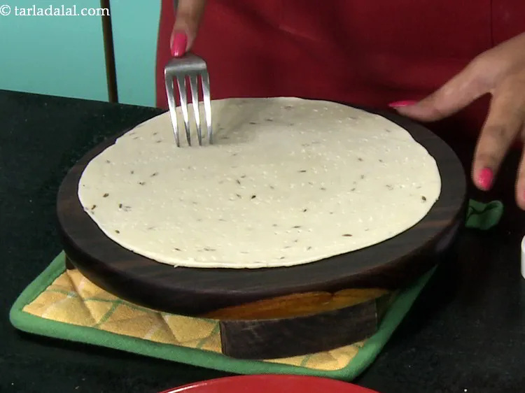 स्टेप 29 – इसे नियमित अंतराल पर फोर्क (fork) का उपयोग करके प्रीक …