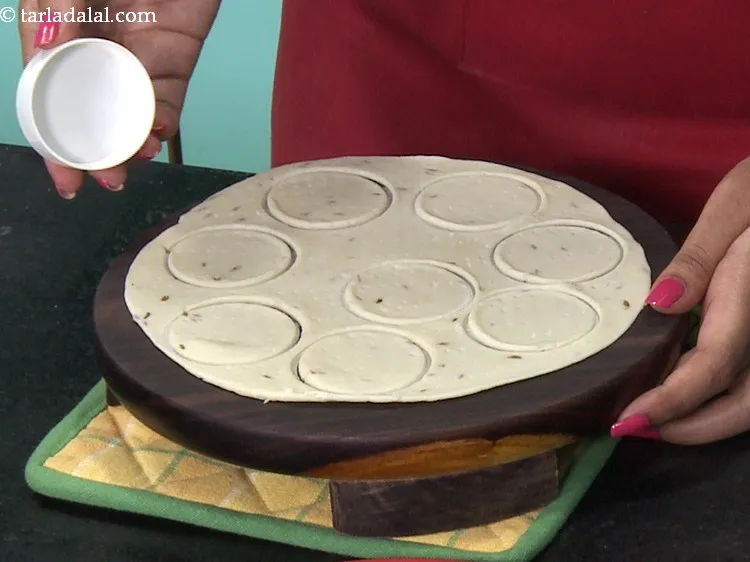 स्टेप 30 – एक कुकी कटर या एक तेज गोल वातटी की मदद …