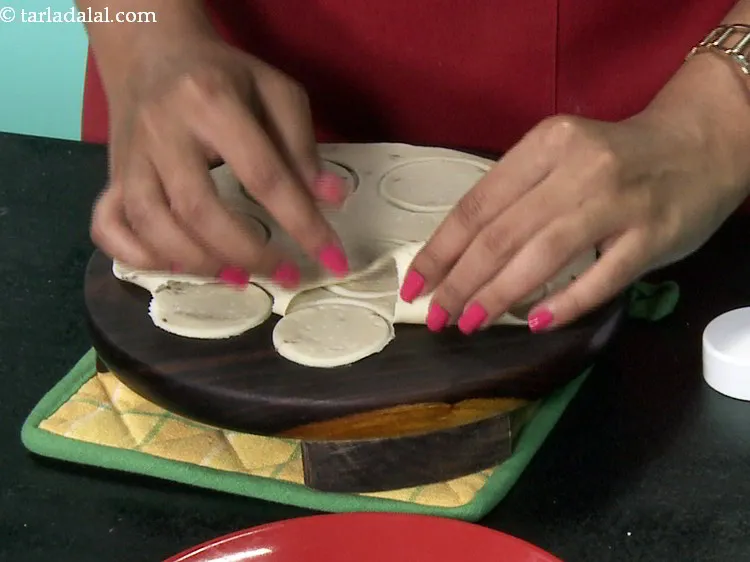 स्टेप 31 – गोल काटने के बाद बचे हुए आटे को खुरचें।