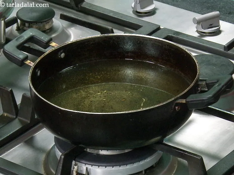 स्टेप 33 – <strong>दाल पकवान</strong> के लिए मिनी पकवान तलने के लिए, एक …