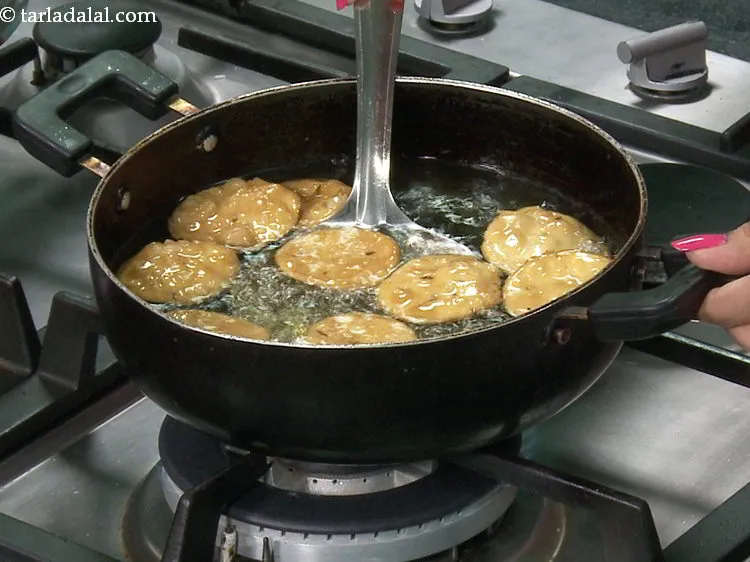 स्टेप 34 – मध्यम आँच पर जब तक वे कुरकुरे और सुनहरे भूरे …