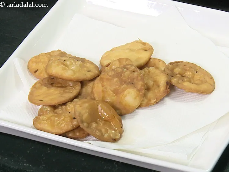 स्टेप 35 – एक टिशू पेपर पर निकाल लें। एक तरफ रख दें। …