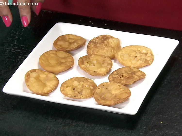 स्टेप 36 – परोसने से ठीक पहले <strong>मिनी सिंधी दाल पकवान चाट</strong> की …