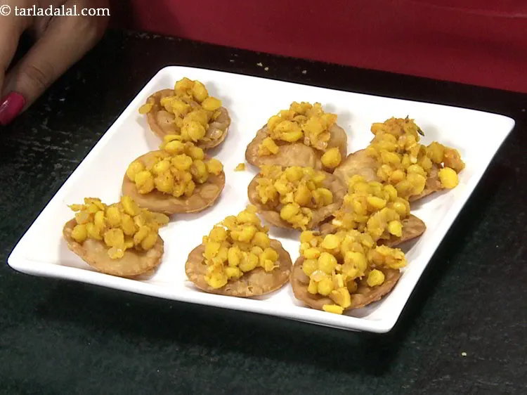 स्टेप 37 – प्रत्येक मिनी पकवान पर थोडी दाल डालें।