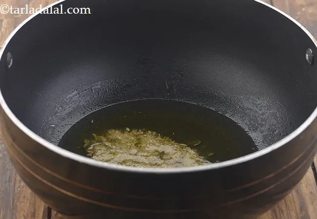 स्टेप 9 – दाल को तड़का लगाने के लिए, एक गहरे नॉन-स्टिक पैन …