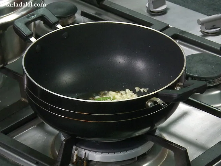 स्टेप 11 – लहसुन डालें और मध्यम आंच पर कुछ सेकंड के लिए …