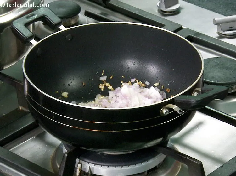 स्टेप 12 – प्याज डालें और मध्यम आंच पर १ से २ मिनट …