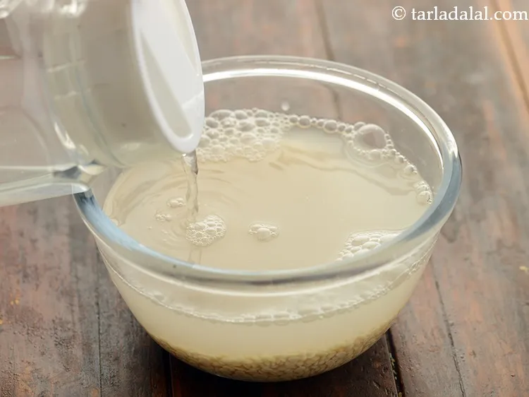 स्टेप 24 – १ टेबल-स्पून&nbsp;<a href=""https://www.tarladalal.com/glossary-urad-dal-split-black-lentil-hindi-941i"">उड़द दाल</a>&nbsp;धोकर रात भर पर्याप्त पानी में&nbsp;&nbsp;भिगोएँ।&nbsp;अच्छी तरह …