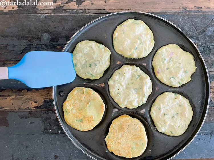 Step 26 – Turn over the pancakes with the help of a spatula. Makes it easier to flip.&nbsp;