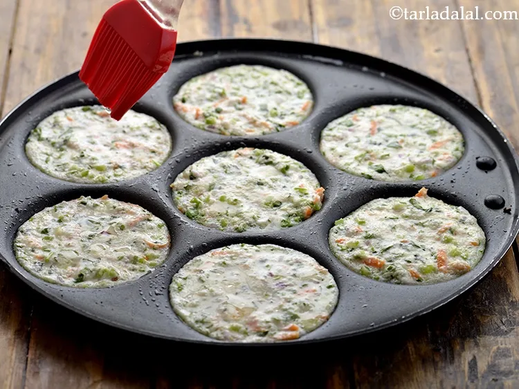 स्टेप 15 – पलटें और थोड़ा तेल डालें।