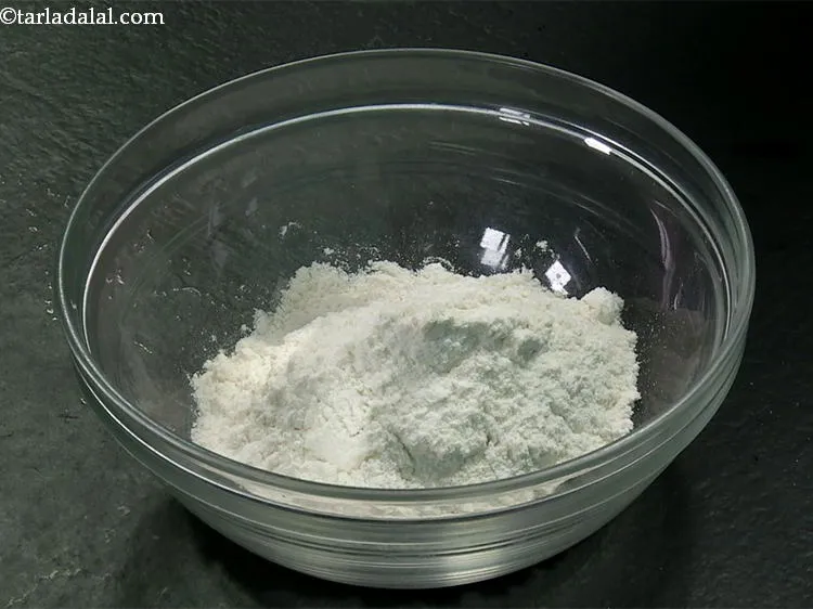 स्टेप 1 – मैदा को एक गहरे मिक्सिंग बाउल में डालें।