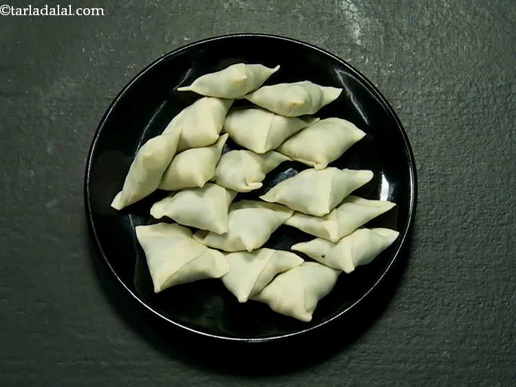 स्टेप 17 – बचे हुए आटे और भरवां मिश्रण से 25 और मिनी …