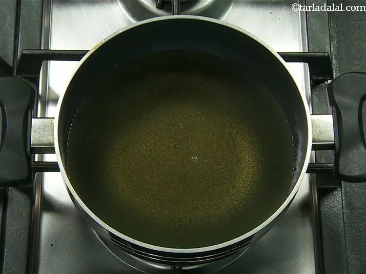 स्टेप 18 – एक गहरे नॉन स्टिक पैन में तेल गरम करें।