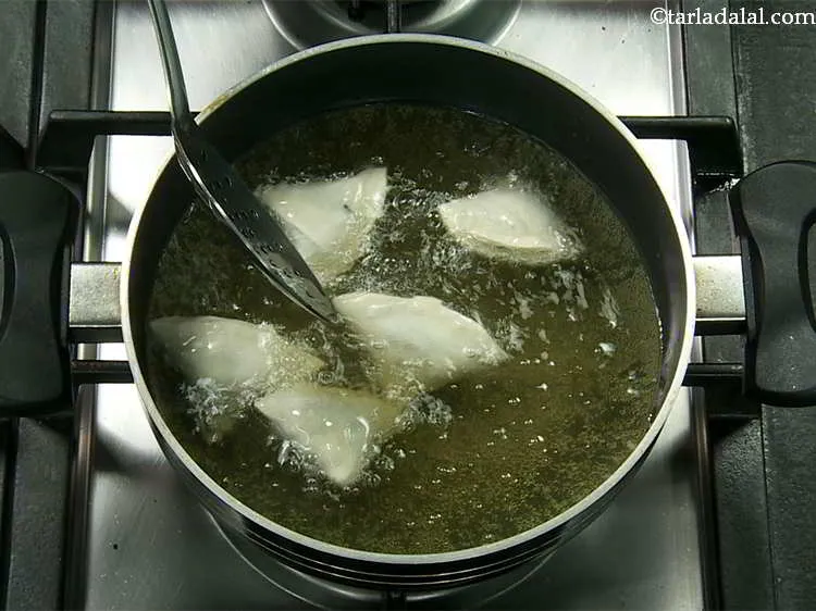 स्टेप 19 – तेल के गरम हो जाने पर, कुछ<strong> मिनी चीज़ और …