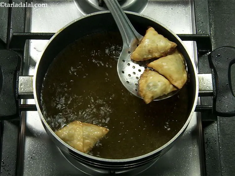 स्टेप 20 – मिनी चीज़ और पालक के समोसे को चारों तरफ से …