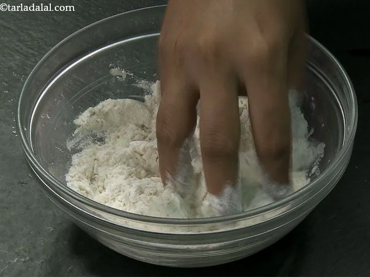 स्टेप 3 – अपने हाथों से अच्छी तरह मिलाएं ताकि नमक और तेल …