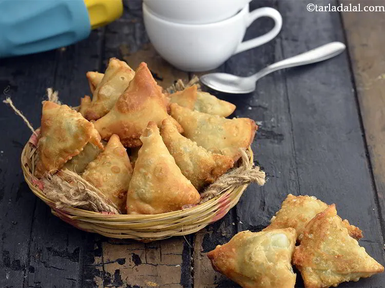 स्टेप 22 – <strong>मिनी चीज़ और पालक समोसा</strong> को गरमा गरम हॉट एन्ड …