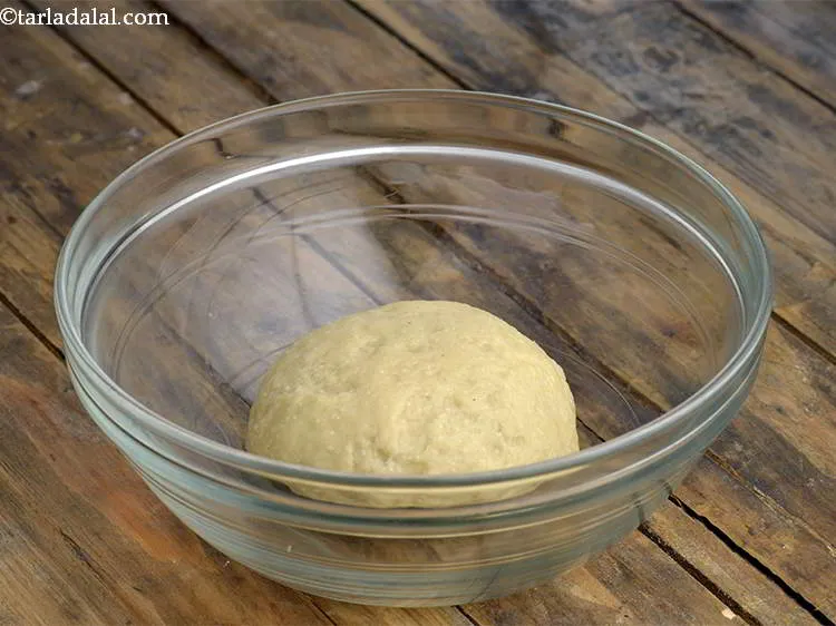 स्टेप 4 – धीरे-धीरे पानी डालें, थोड़ा-थोड़ा करके, और अच्छी तरह मिलाएँ। इसे …