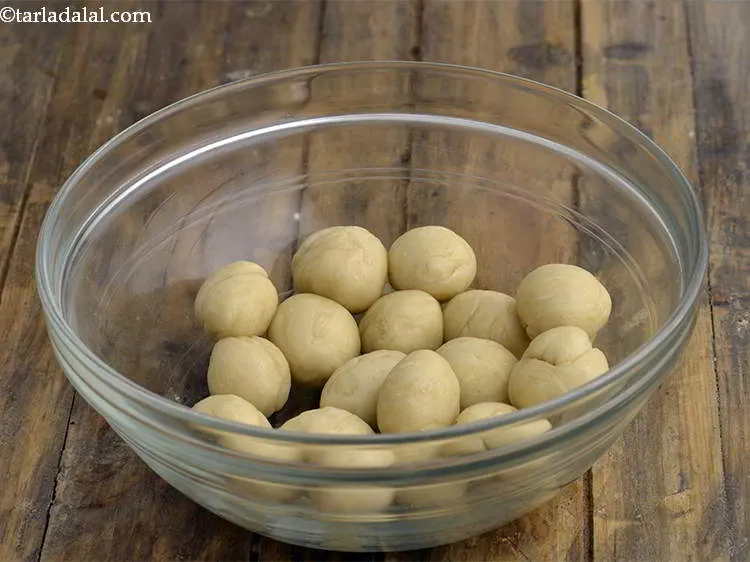 स्टेप 10 – आटे को 13 बराबर भागों में बाँट लें। आकार का …