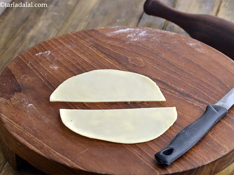 स्टेप 13 – एक तेज चाकू का उपयोग करके सर्कल को 2 बराबर …