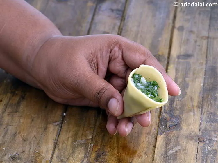 स्टेप 15 – तैयार कोन में 1 टी-स्पून तैयार पालक और चीज़ की …