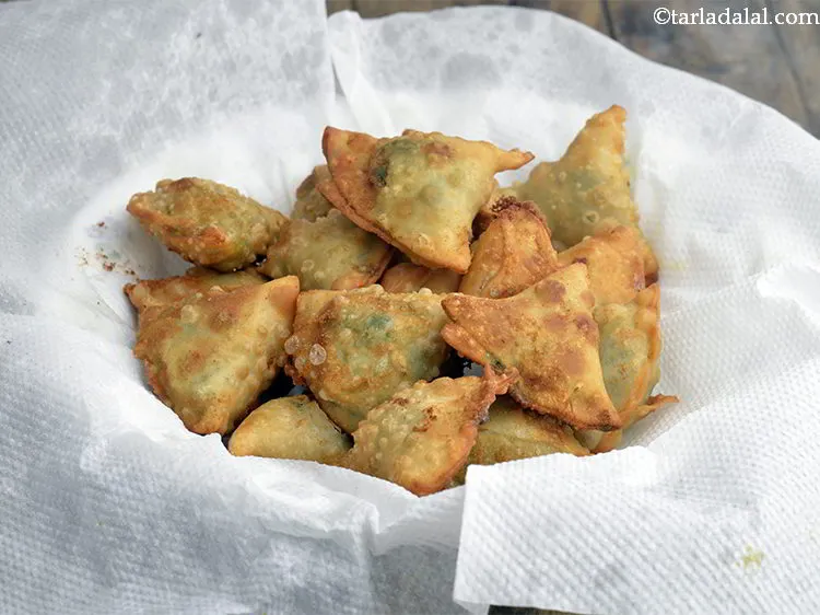 स्टेप 21 – <strong>मिनी चीज़ और पालक समोसे </strong>को अब्सॉर्बेंट पेपर पर निकाल …