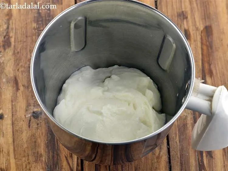 स्टेप 5 – एक मिक्सर जार में १ कप ताजा दही लें।