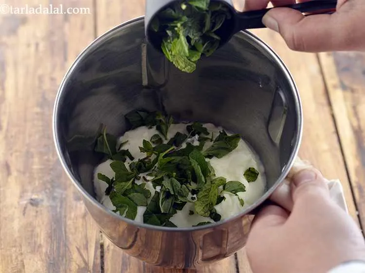 स्टेप 6 – इसमें कटे हुए पुदीने के पत्ते डालें।