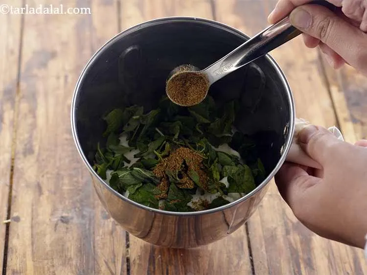 स्टेप 7 – अब, जीरा पाउडर डालें। जीरा पाउडर को कुचलने से पहले …